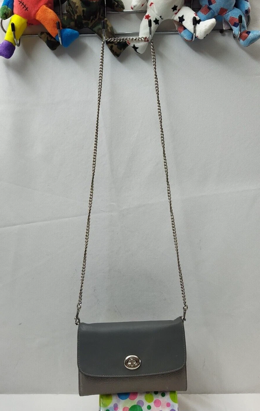 Borsa a tracolla Coach grigia in pelle con chiusura a patta chiusura a catena per carte di credito