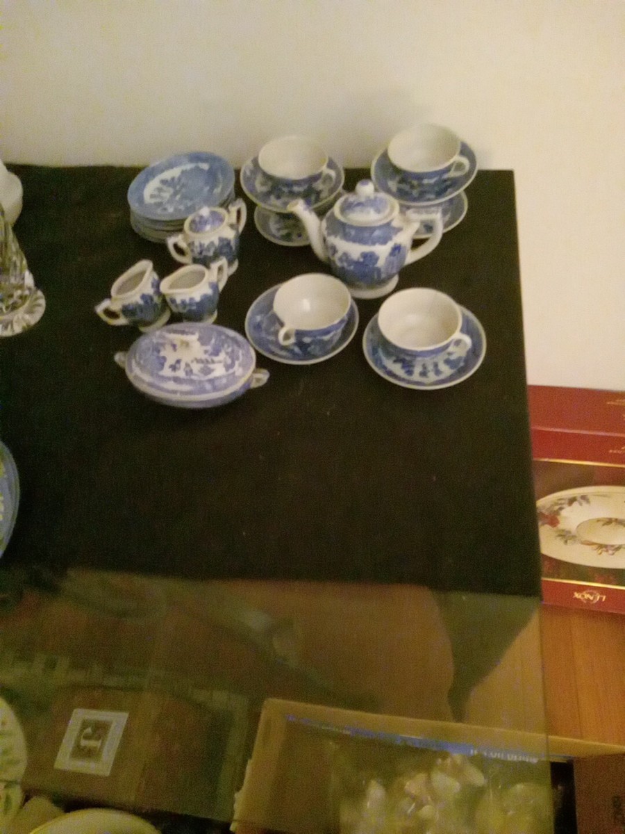 Vintage 1960 Child's 23 Piece Blue Willow Porcelain Tea Set - Made