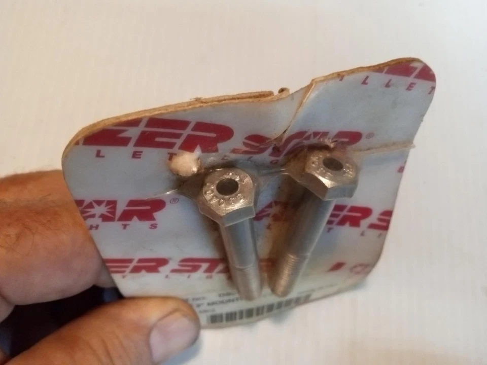 PARAFUSOS DE MONTAGEM 5/16" X 2" COM FUROS DS-282140 LAZER CABEÇA DE PÁ PANELA FERRO PERSONALIZADO FLH - Imagem 2 de 3