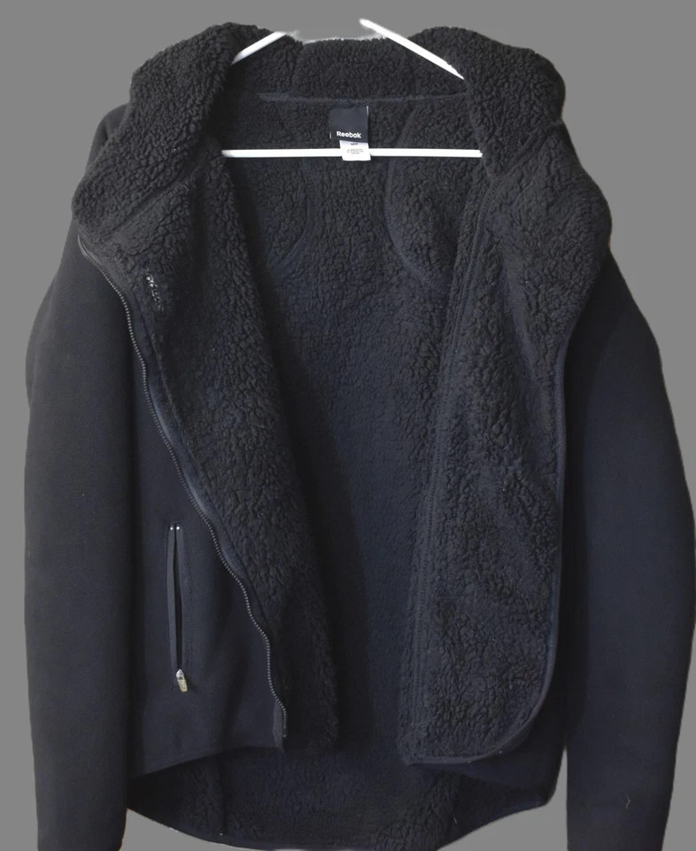Sudadera con Capucha Reebok Negra Talla Pequeña Sherpa Forrada Polar Desplazada Cremallera Alto Bajo Dobladillo Pulgar Foto 3 de 4
