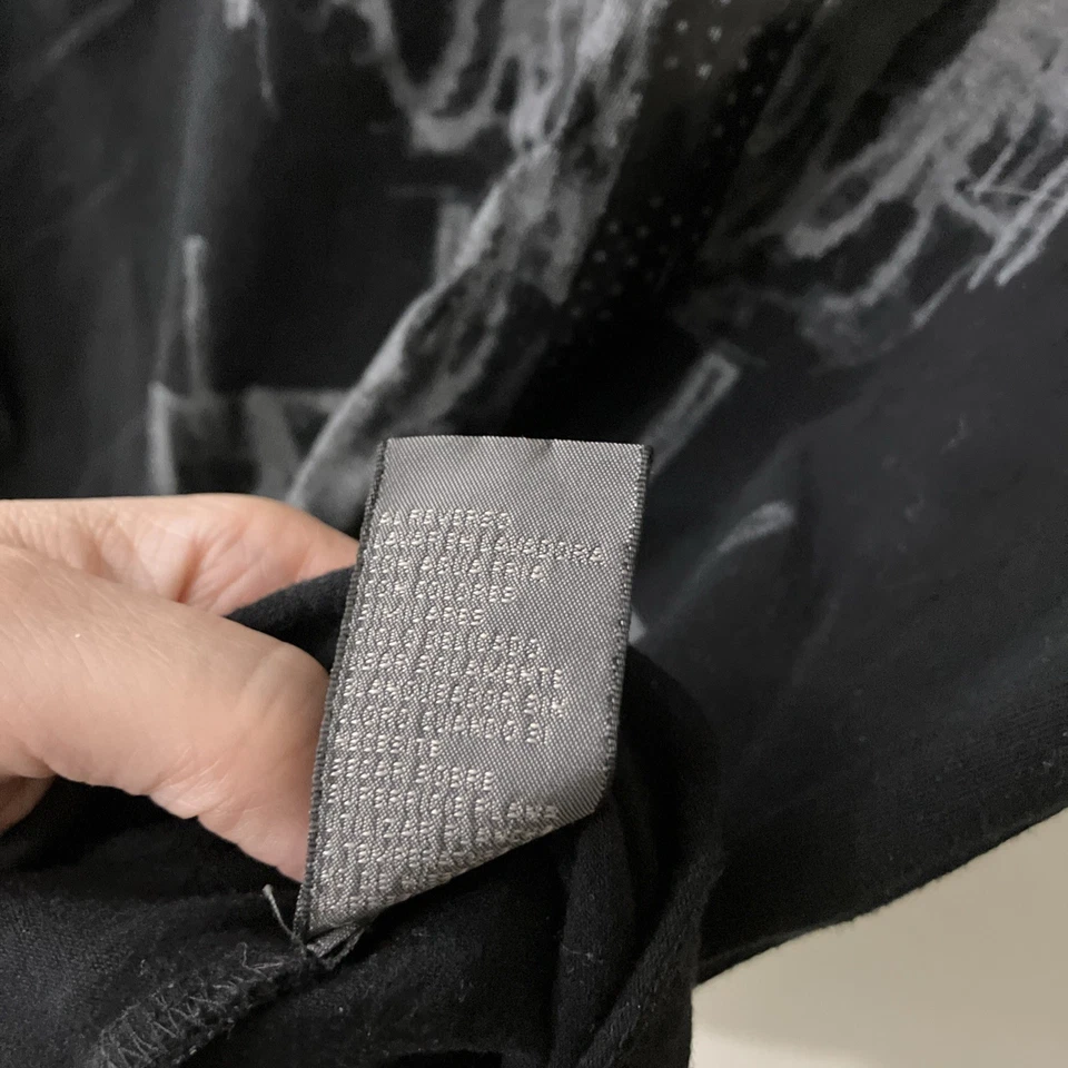 Camiseta deportiva Kenneth Cole para mujer gráfica top mediana manga corta pulóver negra Foto 3 de 4