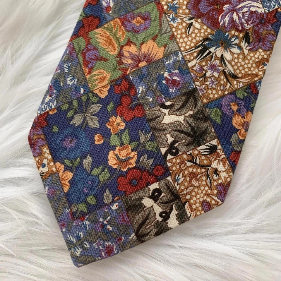 Vintage American Eagle Outfitters - Corbata de algodón con aspecto de retazos florales Foto 2 de 4