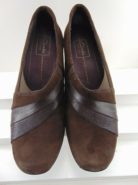 clarks low heel pumps