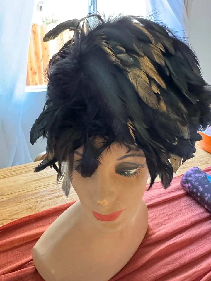 Sombrero de Cóctel Pluma Negra Vintage Borde Dorado Fascinator Años 50 60 Estilo Derby Foto 2 de 4