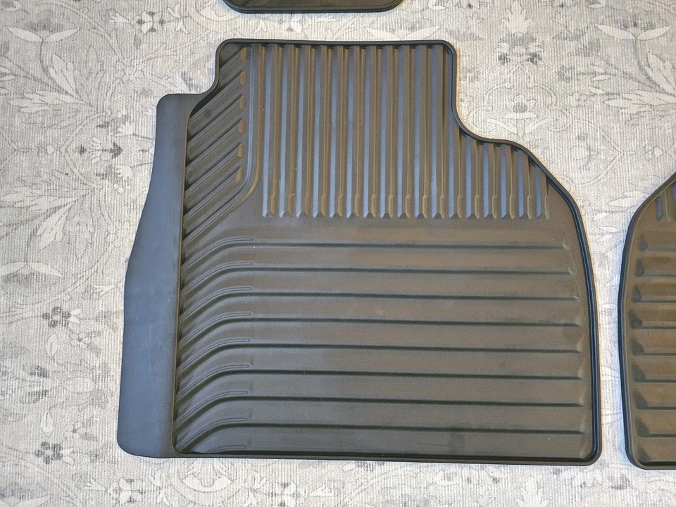 Juego de 4 alfombrillas para todo clima Chevy Silverado GMC Sierra 2019-2024 doble cabina OEM Foto 4 de 4