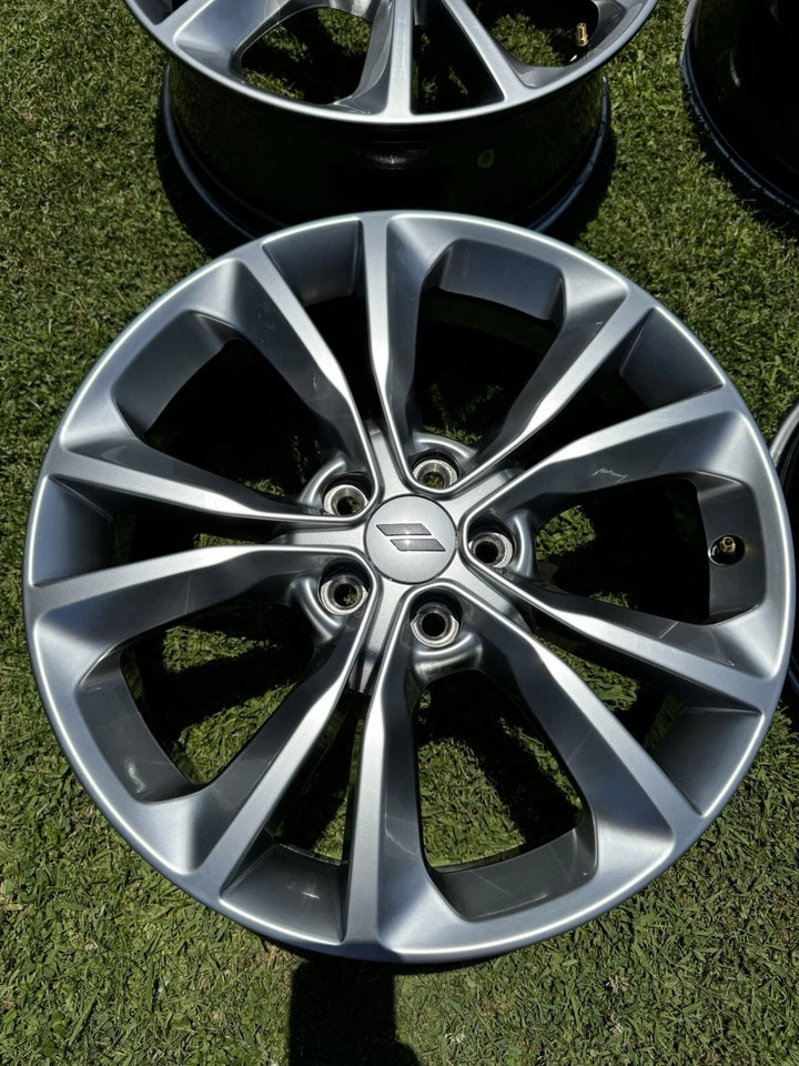 Dodge Charger Sxt 2021 llantas de despegue y tuercas  Foto 2 de 4