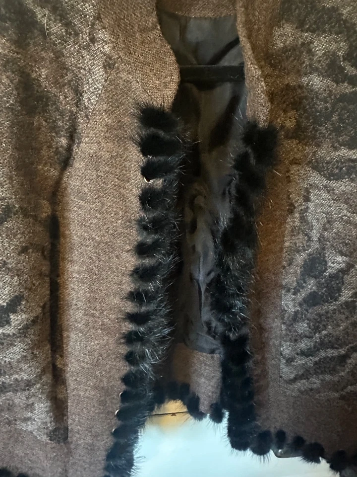 Chaqueta para mujer Alberto Makali con ribete de visón Foto 3 de 4