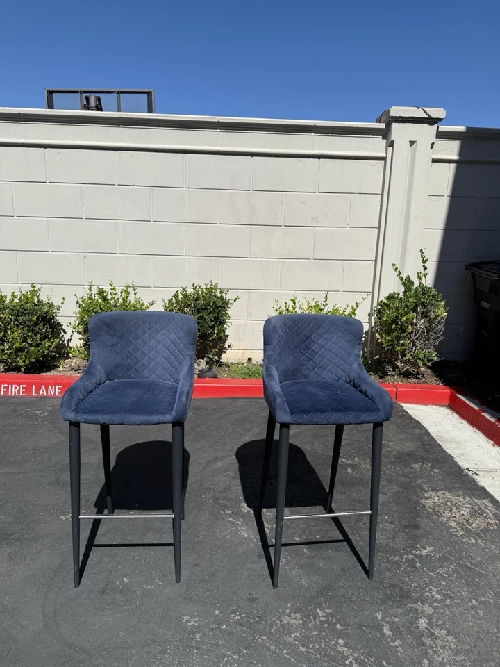 Dos sillas altas azules con asiento cómodo y cojín para decoración del hogar Foto 3 de 3