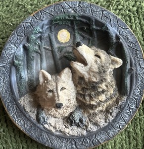 3D Collector's Plate-Life Like Image Of 2 Wolves Under The Night Of Full Moon 8"