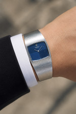 Universal Geneve 842138 Cobra Integrated Bracelet Swiss Watch Blue Dial Silver
