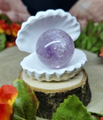 Hübsche Amethyst Kristall Kugel 3 cm & handgefertigter Muschel Muschelhalter - mit Regenbogen 