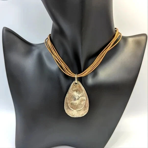 Collar colgante de ley Silpada retirado. Cordón de cuero en capas N1802