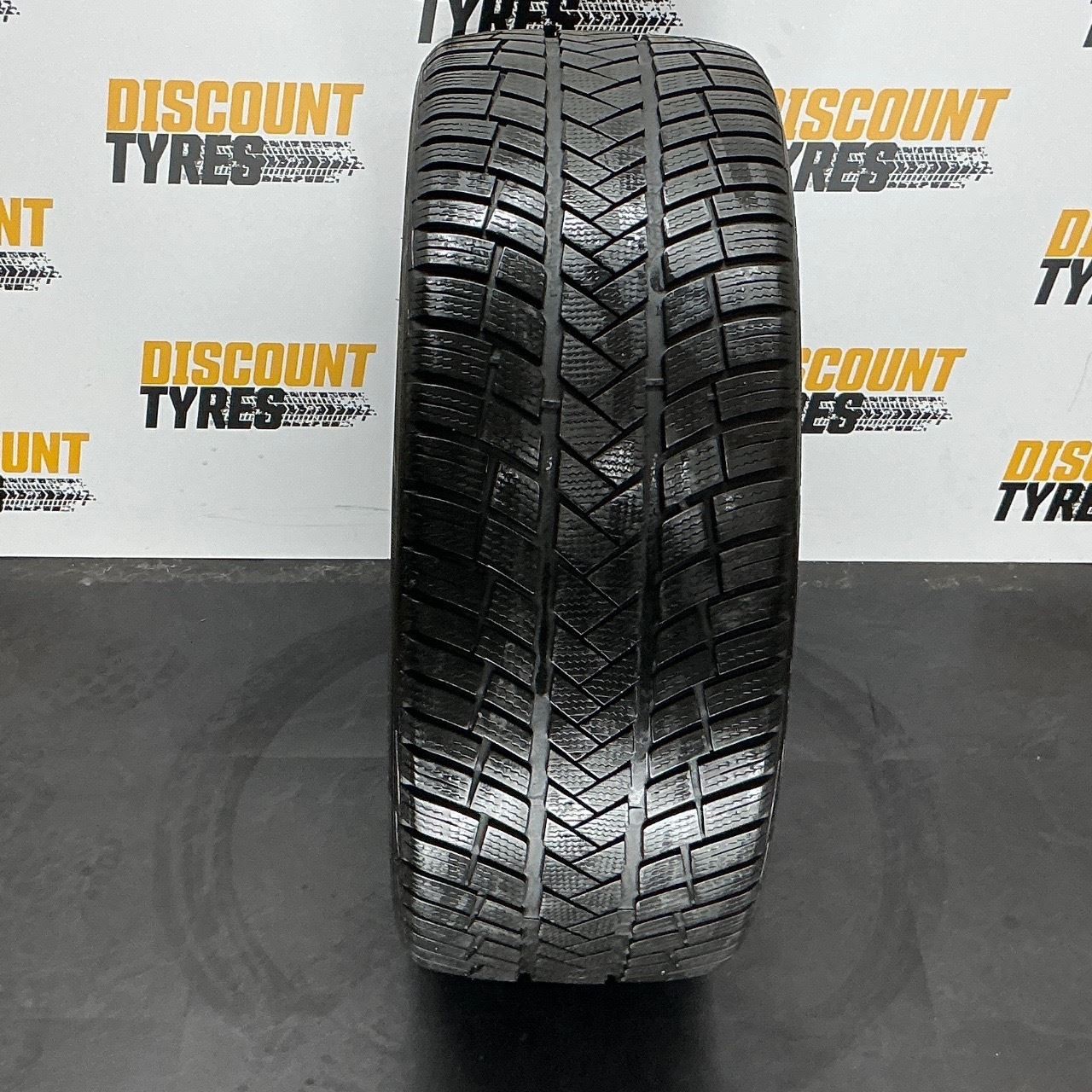 255/40 R21 102V VREDESTEIN WINTRAC PRO - PART WORN - TREAD 6MM - DOT 4221