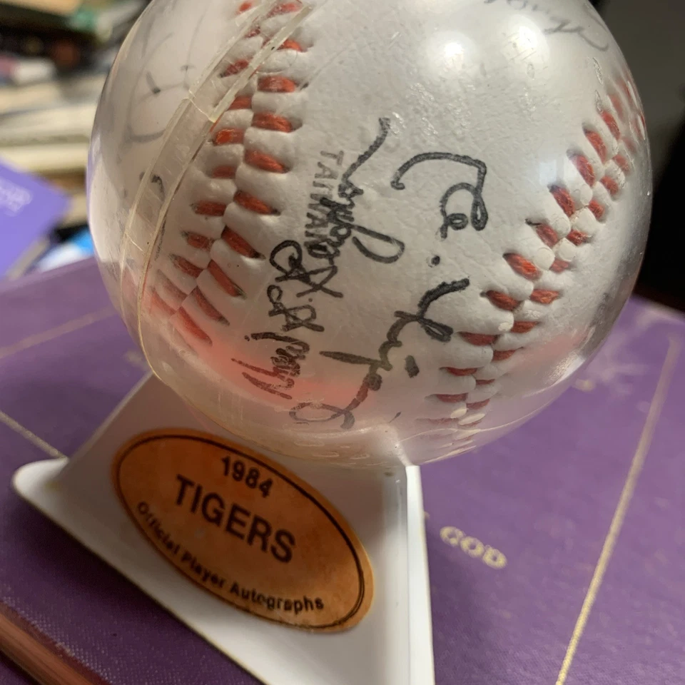 VINTAGE 1984 DETROIT TIGERS WORLD CHAMPIONS FACSIMILE SIGNED BASEBALL(26 SIGNED) - Image 4 of 4