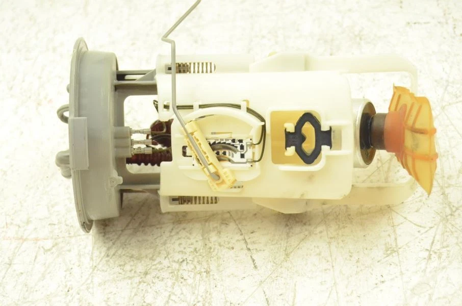 1999 BMW 328i E46 SEDAN Passenger Right Side Fuel Pump Assembly Foto 2 de 4