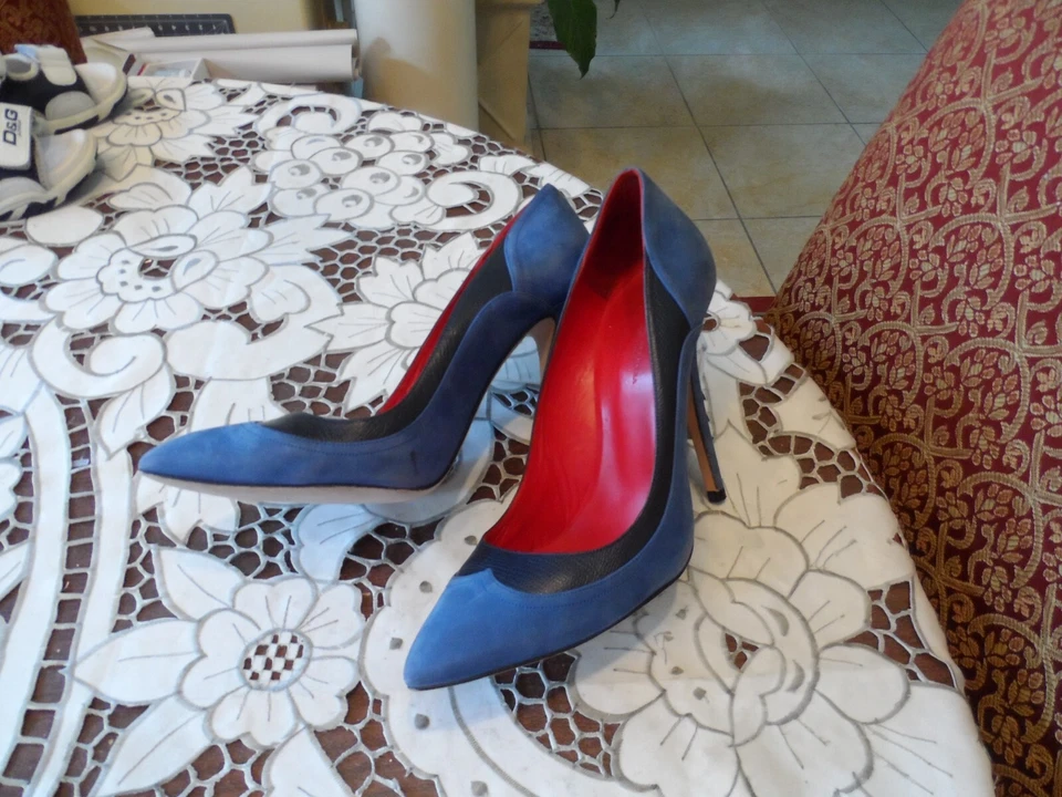 Carolina Herrera Blue Suede Pumps W/ Black Leather Trim Detail Size 10 - Image 2 of 4