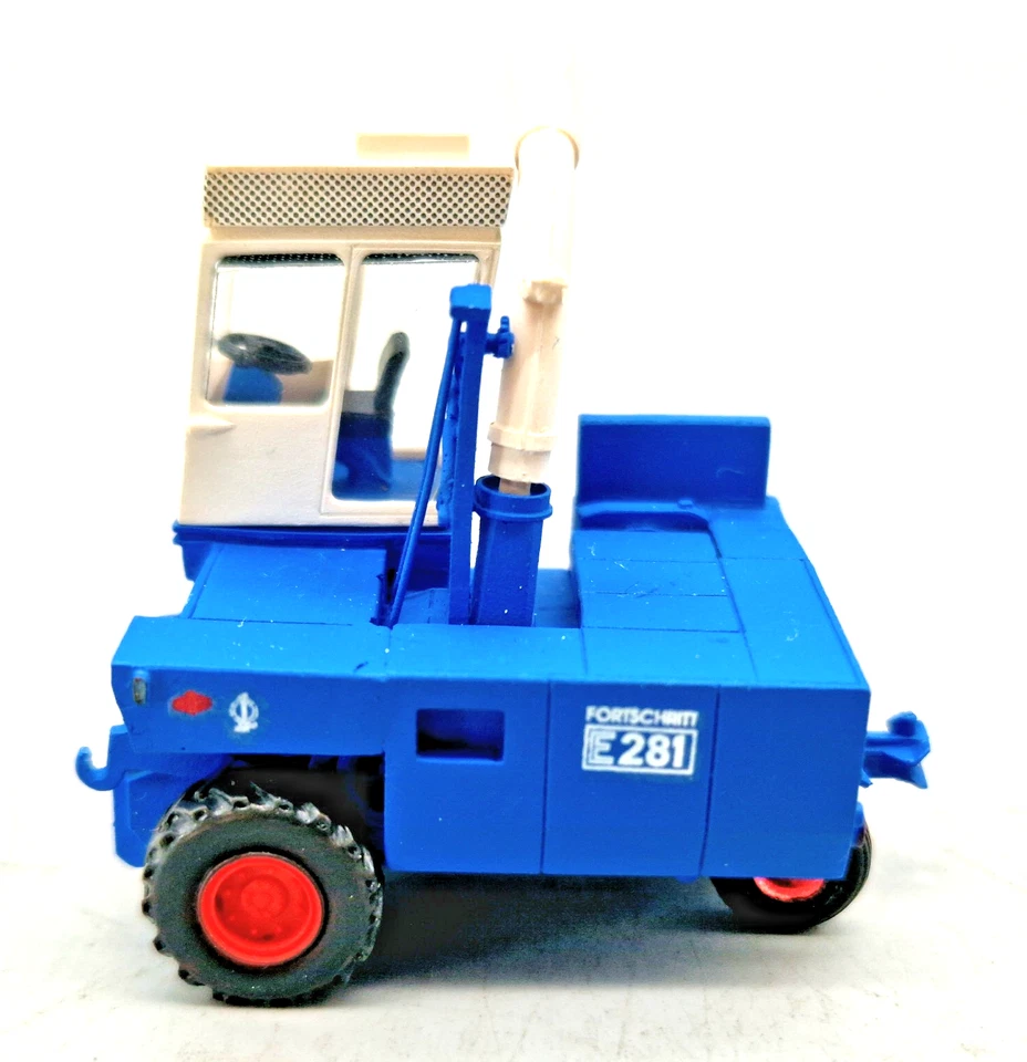 IC 87069-1 + IS - ICAR Fortschritt E281 Häcksle rmit Schwadaufnahme, 1/87 H0 TOP - Bild 2 von 4