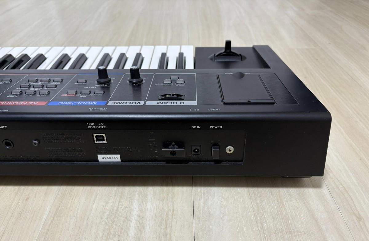 Roland Juno-Di 61-Key Mobile Digital Keyboard Synthesizer Roland Juno-Di 61-Key Mobile Digital Keyboard Synthesizer