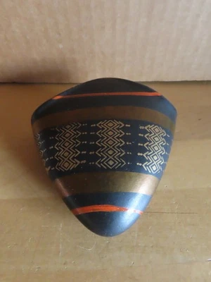 Wandvase Vase für die Wand schwarz mit Muster innen gelb alt 681 11 - Bild 1 von 4