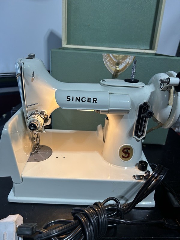 Vintage Singer White Featherweight 22k Tested Working Sewing Machine+case+pedal