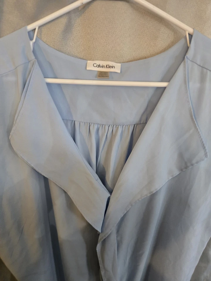 Top sin mangas Calvin Klein recogido cuello en V azul talla Ps 3x Foto 4 de 4