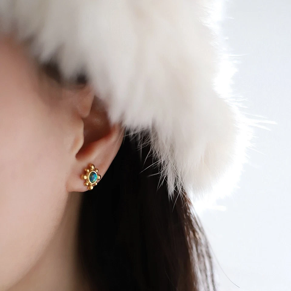 Pendientes delicados vintage de ópalo de fuego negro girasol enchapados en oro de 18 quilates con poste de garra Foto 4 de 4