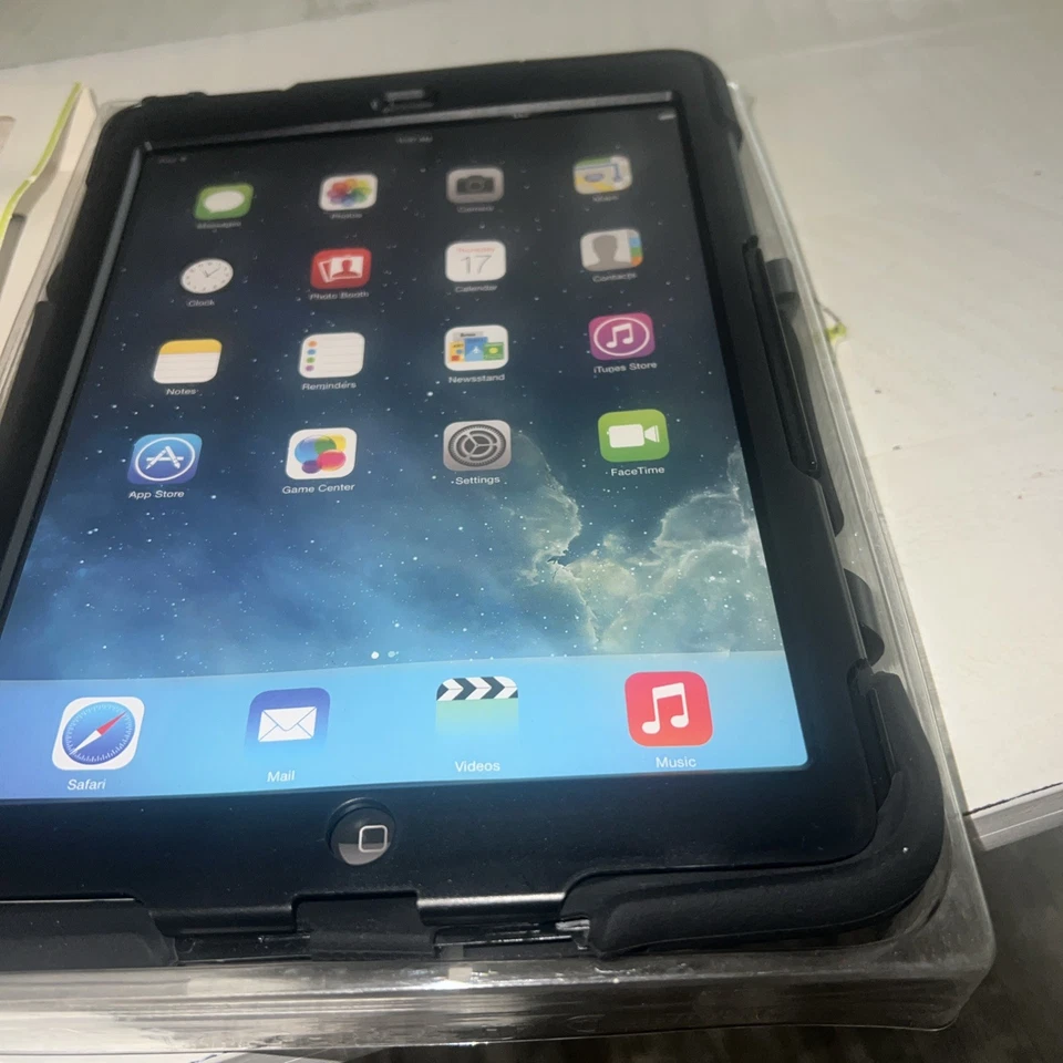 Griffin Survivor Hard Case for Apple iPad Air 1st Gen - Black new open box   - Image 3 of 4