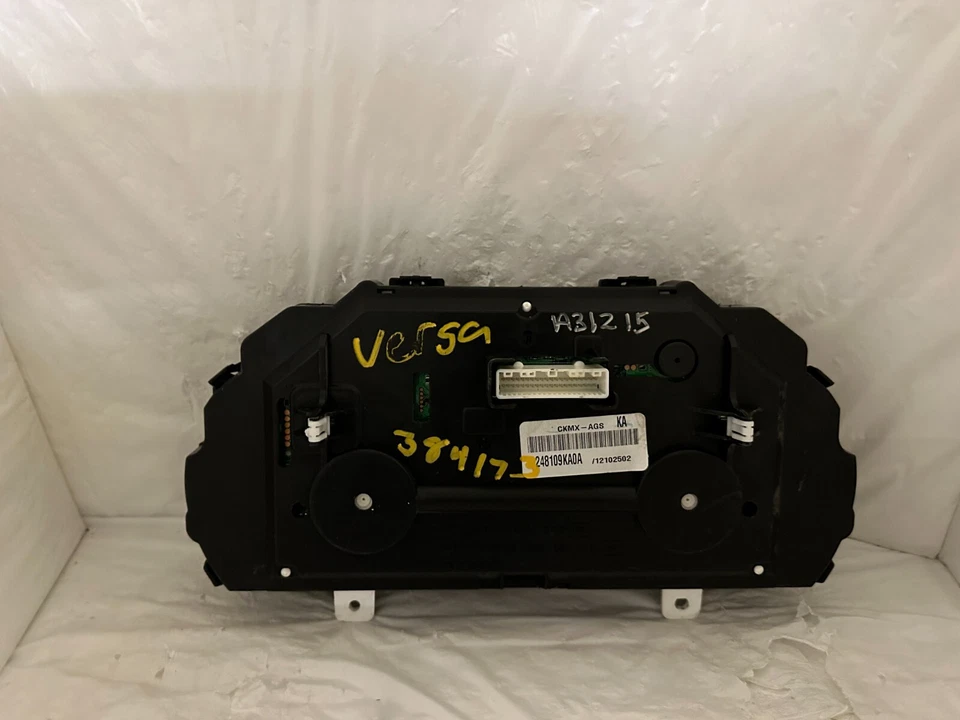 Medidores de painel de instrumentos velocímetro 2013 Nissan Versa 139.936 milhas - Imagem 2 de 3