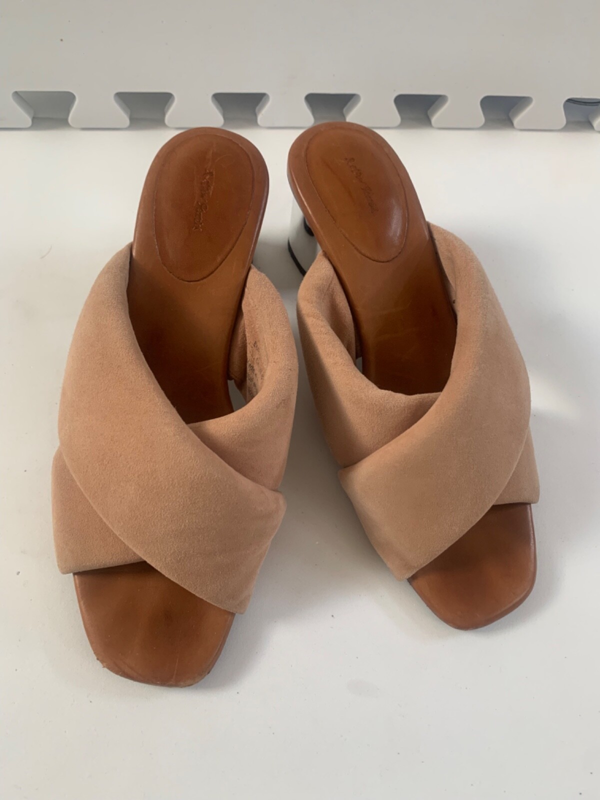 APL & Other Stories sandali in pelle scamosciata sbuffata nudi