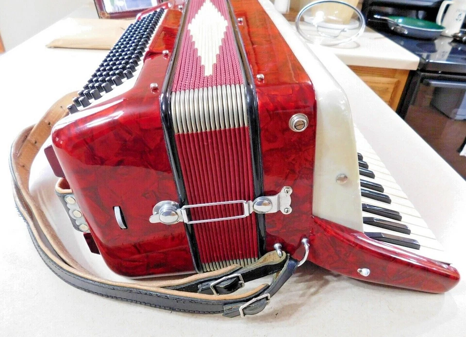 PANCORDION ACCORDION DELUXE IN RED & PEARL WITH CASE EXCELLENT CONDITION - Image 4 of 4