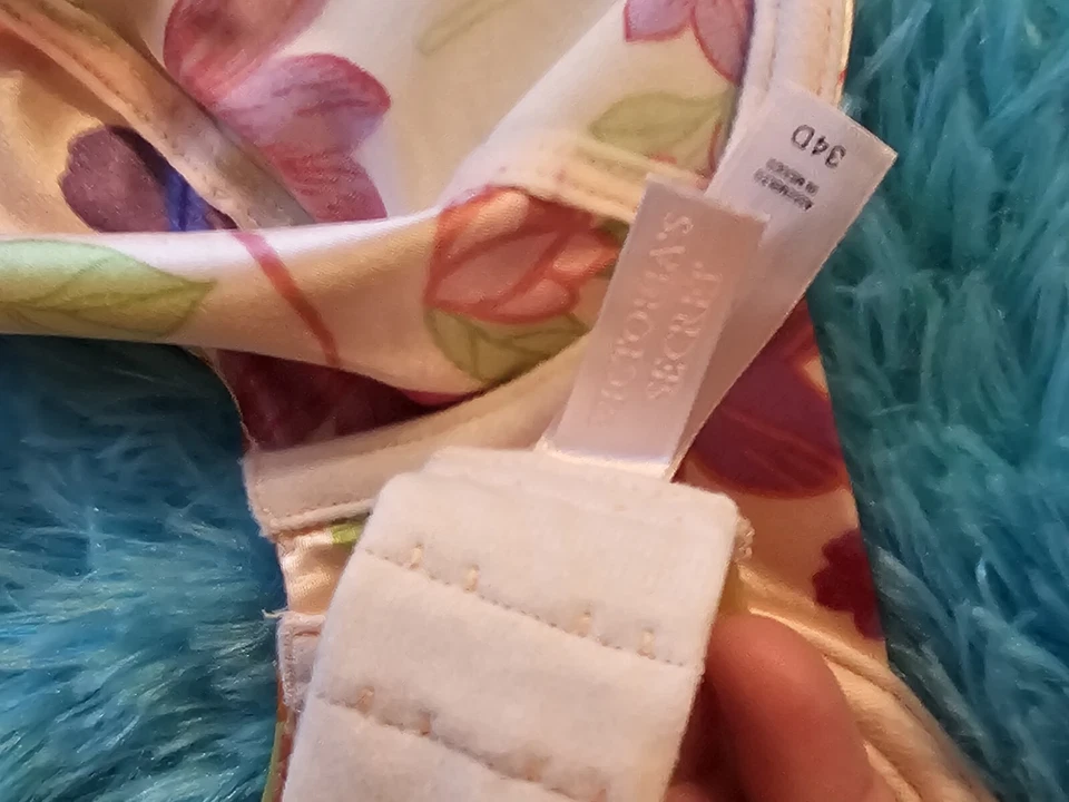 Sutiã Victoria's Secret Vintage Cetim MULTOCOLOR Floral Tamanho 34D - Imagem 3 de 4