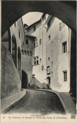 Old postcard Chambery La Chateau - La Rampe et Porte des Sires de Chambery (1192586)