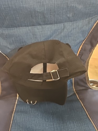 Cappellino regolabile forato con corna e piercing - Foto 2 di 3