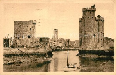 La Rochelle Charente-Maritime Vieux Port a maree basse Tours de la Chaine et St 