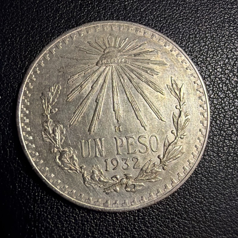 1932 Mexico , UN Peso  *** Silver Coin  ***   F7589