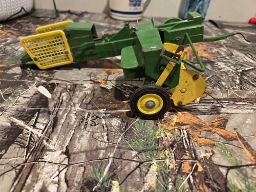 Vintage Ertl John Deere 24T Square Hay Baler with Bale Ejector 1:16 Scale - Picture 3 of 8