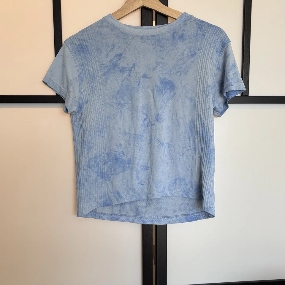 Top Lululemon Para Mujer Pequeño Tren Para Ser Tie Dye Azul Manga Corta Deportivo Preppy Foto 2 de 4