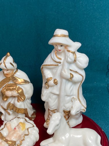 Juego de Belén de Colección Crown Accents World Bazaars 11 Piezas con Base y Borde Dorado - Imagen 8 de 17