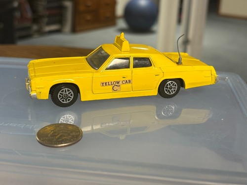 Dinky Toys 1/36 – Plymouth Gran Fury Taxi Jaune – Très Bon état Avec Boîte