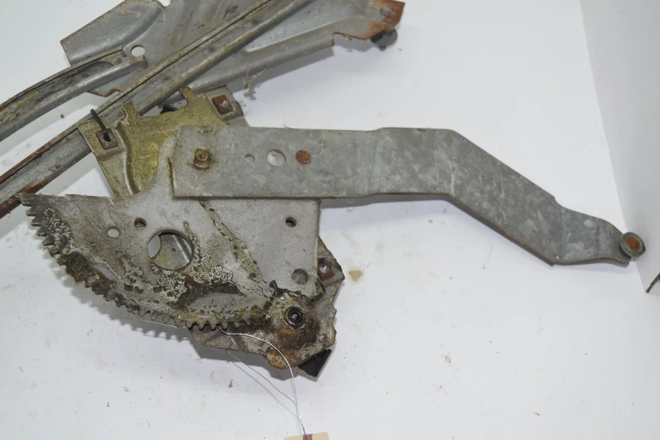 1966 Chevrolet Corvair Monza регулятор стекла правой четверти 14351 - Изображение 4 из 4