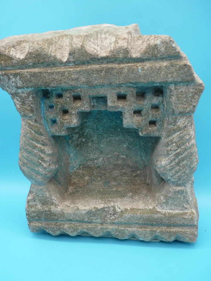 Ancien autel religieux en pierre sculptée / Niche protectrice / Inde - Photo 2/4