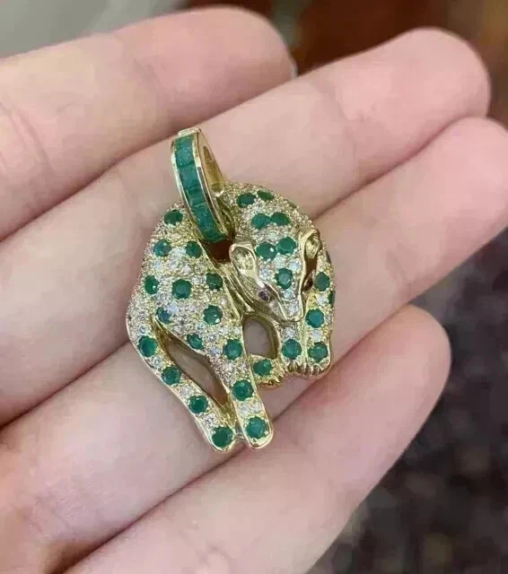 Colgante pantera de esmeralda creada en laboratorio de corte redondo de 4 quilates para hombre acabado en oro amarillo de 14 quilates Foto 2 de 3