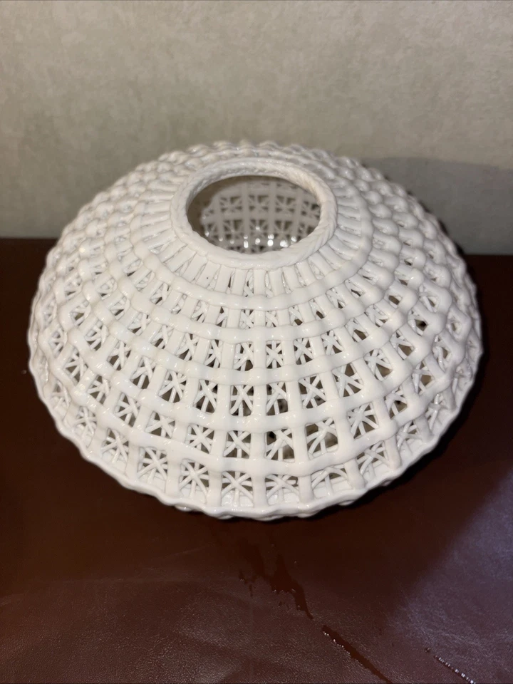 VINTAGE DEHUA CHINESE LATTICE  HANDWORK PORCELAIN VASE/LUMINARY LANTERN 9" - Image 4 of 4