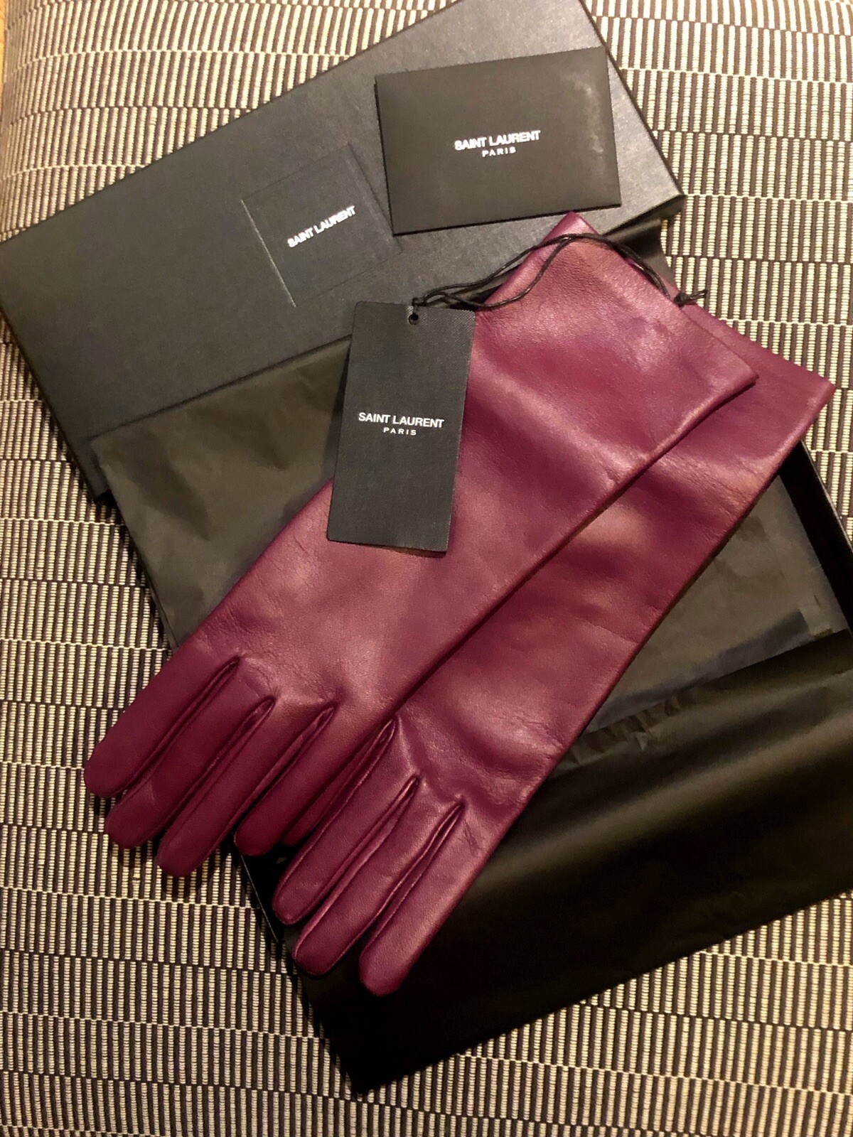 RRP £460 YSL SAINT LAURENT Parigi Guanti in pelle a polsino (viola) Nuovi con etichette