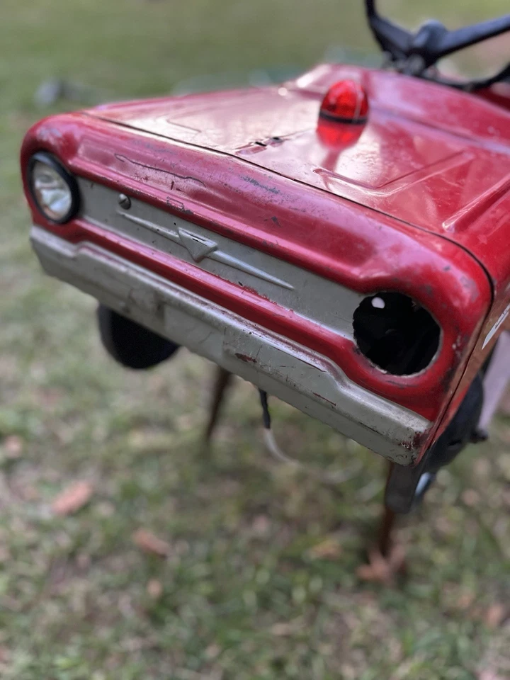 Carro de brinquedo da década de 1950.  Caminhão de bombeiros - Imagem 2 de 4