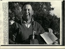 1971 Press Photo Billy Casper get a laugh out of check presented him for winning