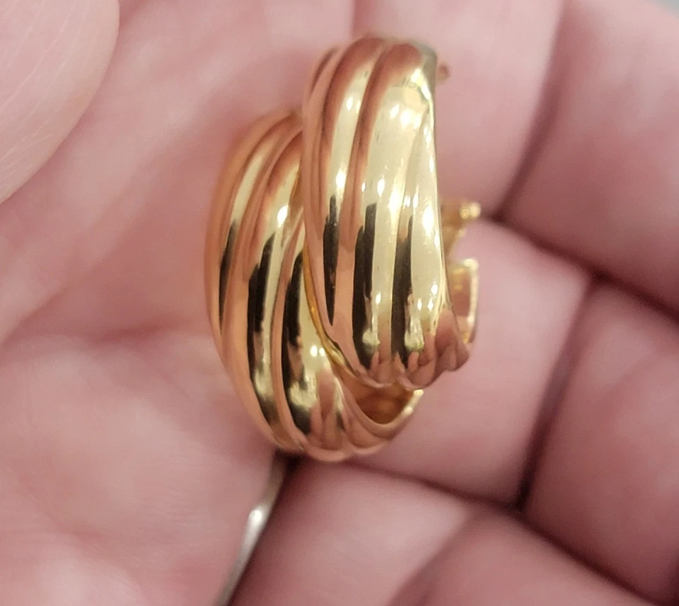 18k Milor Italy Yellow Gold Swirl Ribbed Hoop Earrings  3.7 G 7/8" Omega Back - Image 4 of 4