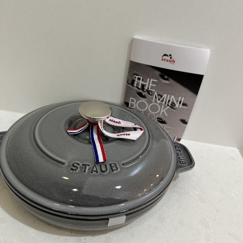 New STAUB Round Cast Iron Oven Dish 20 cm, Graphite Grey New-no original box - Foto 10 di 12