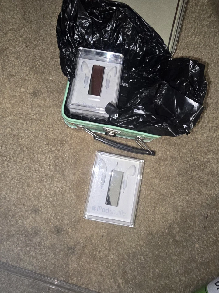 Limited Edition Apple iPod Shuffle 3rd Generation Stainless Steel 4GB  - Image 2 of 4