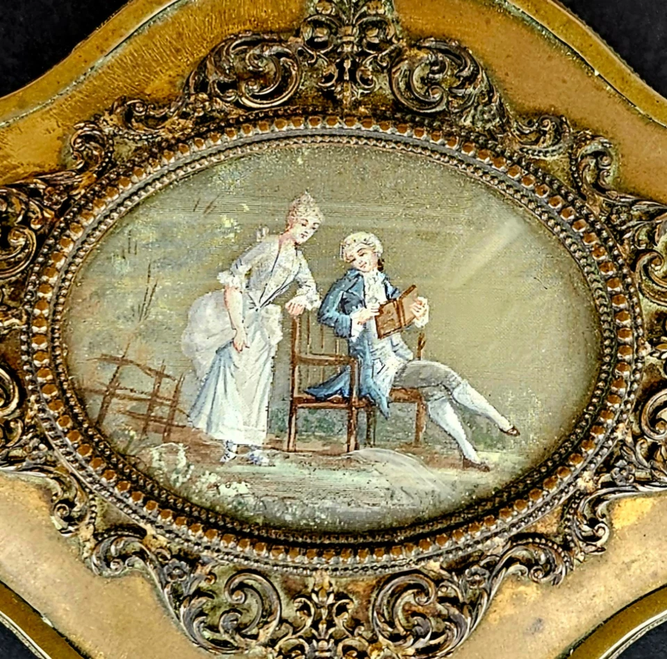 Antigua caja de joyería francesa de bronce del siglo XIX querubines y escena de cortejo miniatura Foto 4 de 4